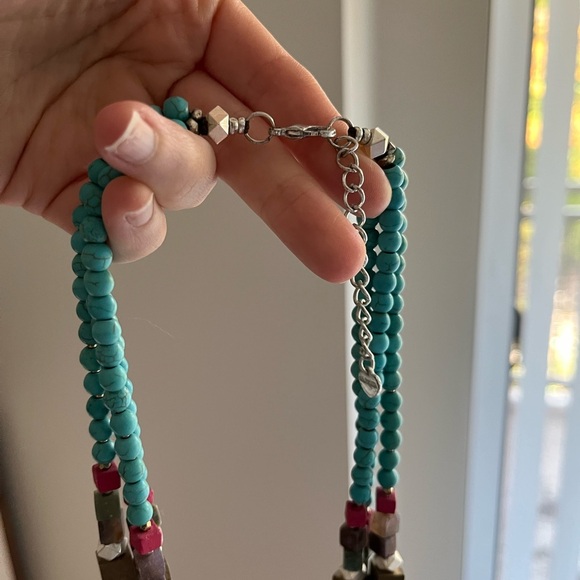 Triple-strand semiprecious stone statement necklace turquoise pink - Picture 4 of 9